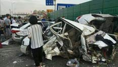 吊車收費站前失控連撞16車